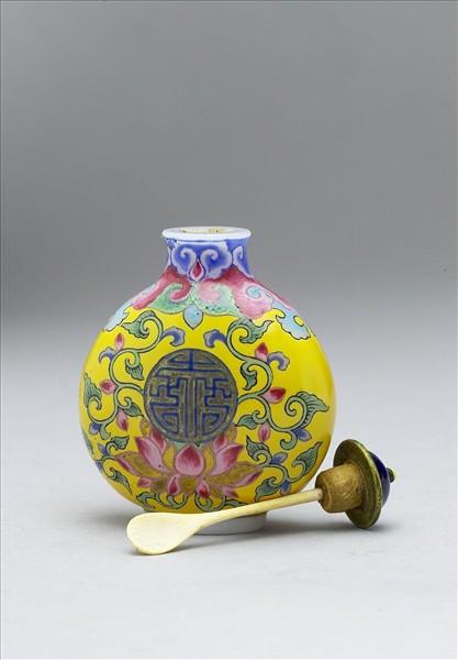 玻璃胎畫琺瑯蓮花萬壽紋鼻煙壺