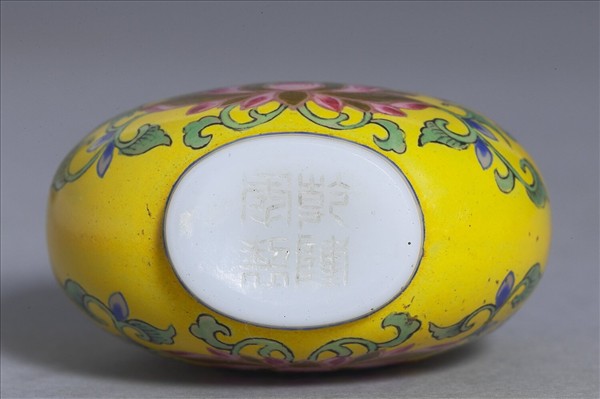 玻璃胎畫琺瑯蓮花萬壽紋鼻煙壺