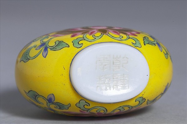 玻璃胎畫琺瑯蓮花萬壽紋鼻煙壺