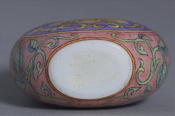 玻璃胎畫琺瑯西番蓮紋鼻煙壺