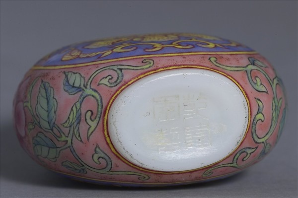 玻璃胎畫琺瑯西番蓮紋鼻煙壺