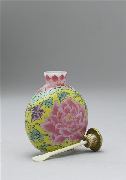 玻璃胎畫琺瑯牡丹紋鼻煙壺