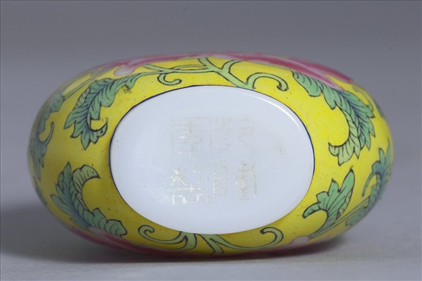 玻璃胎畫琺瑯牡丹紋鼻煙壺