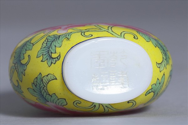 玻璃胎畫琺瑯牡丹紋鼻煙壺