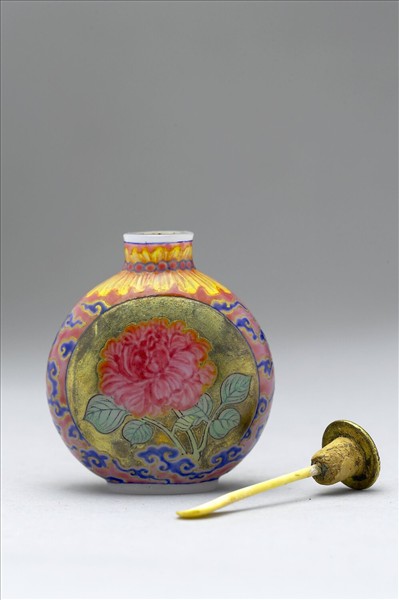 玻璃胎畫琺瑯月季流雲紋鼻煙壺