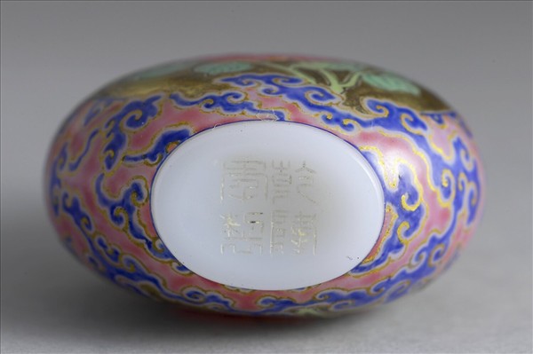 玻璃胎畫琺瑯月季流雲紋鼻煙壺