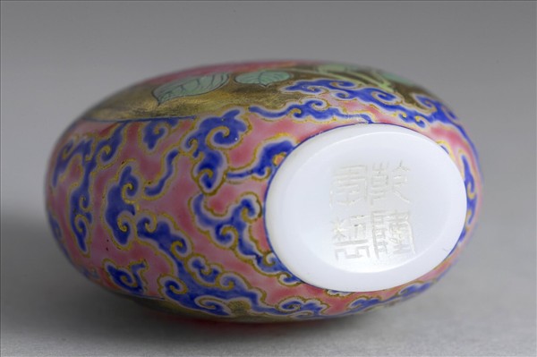 玻璃胎畫琺瑯月季流雲紋鼻煙壺