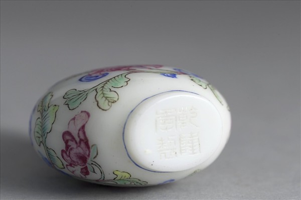 玻璃胎畫琺瑯轉枝花卉紋鼻煙壺