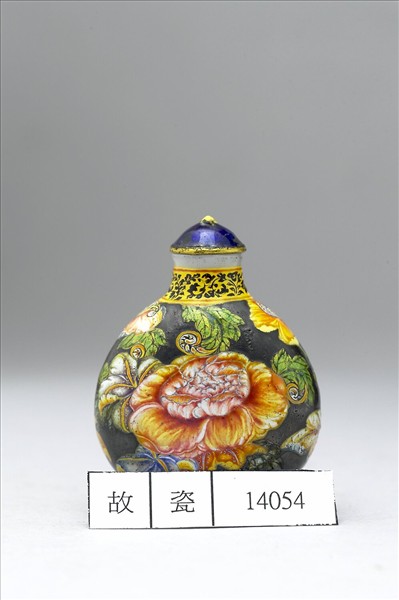 玻璃胎畫琺瑯黑地花卉紋鼻煙壺
