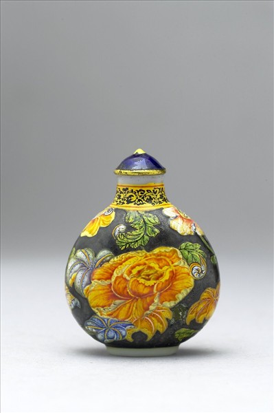 玻璃胎畫琺瑯黑地花卉紋鼻煙壺