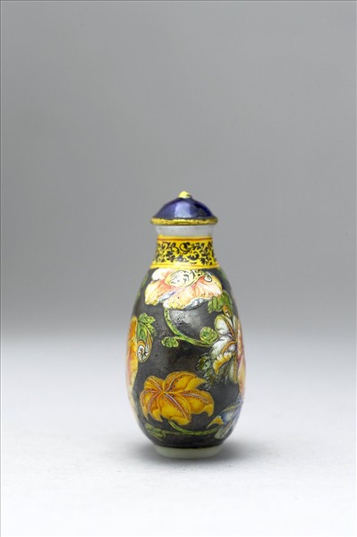 玻璃胎畫琺瑯黑地花卉紋鼻煙壺