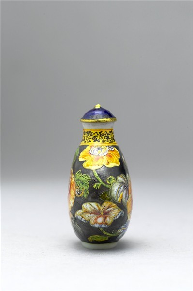 玻璃胎畫琺瑯黑地花卉紋鼻煙壺