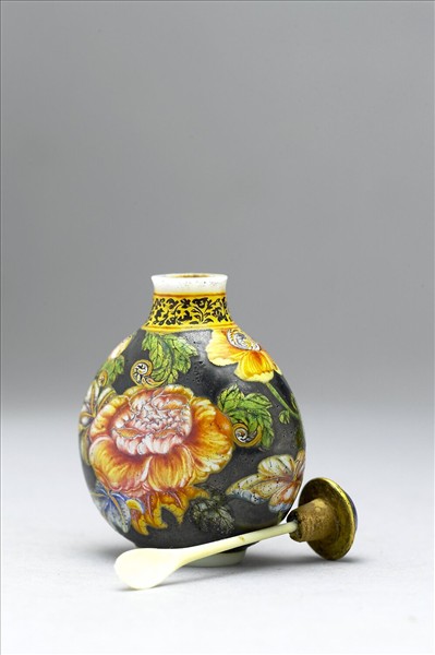 玻璃胎畫琺瑯黑地花卉紋鼻煙壺