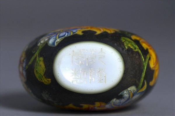 玻璃胎畫琺瑯黑地花卉紋鼻煙壺