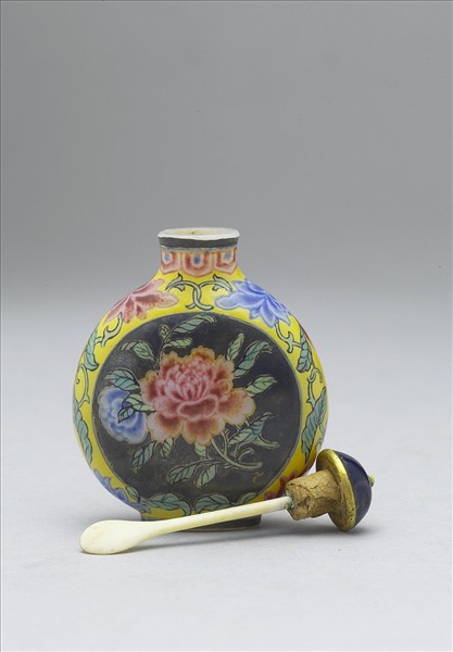 玻璃胎畫琺瑯月季牡丹紋鼻煙壺