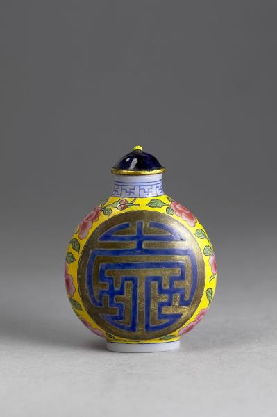 花鳥雕刻鼻煙壺 涅白玻璃胎畫琺瑯花鳥圖鼻煙壺-宇珍國際藝術| Yu Jen Taipei壺裏