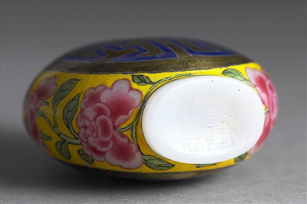 玻璃胎畫琺瑯萬壽紋鼻煙壺
