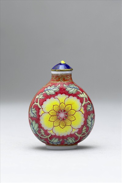 玻璃胎畫琺瑯紅地西番蓮紋鼻煙壺
