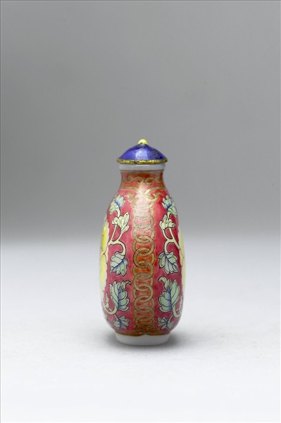 玻璃胎畫琺瑯紅地西番蓮紋鼻煙壺
