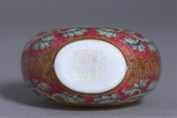 玻璃胎畫琺瑯紅地西番蓮紋鼻煙壺