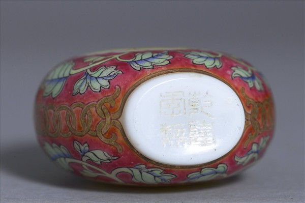 玻璃胎畫琺瑯紅地西番蓮紋鼻煙壺