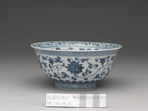 青花纏枝花卉紋碗