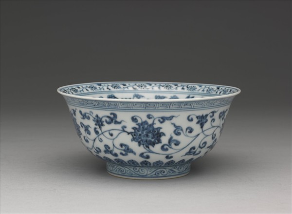 青花纏枝花卉紋碗