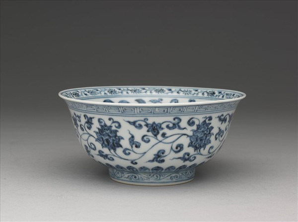 青花纏枝花卉紋碗