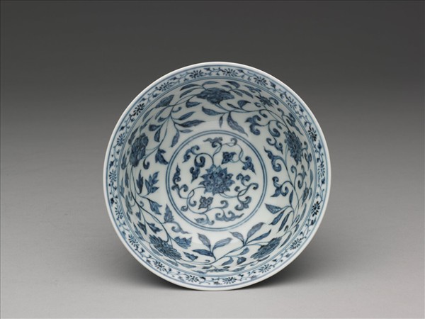 青花纏枝花卉紋碗