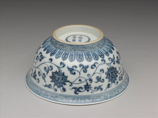 青花纏枝花卉紋碗