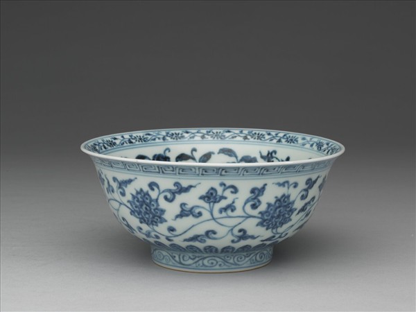 青花纏枝花卉紋碗