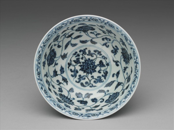 青花纏枝花卉紋碗