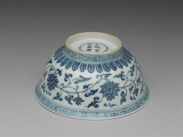 青花纏枝花卉紋碗