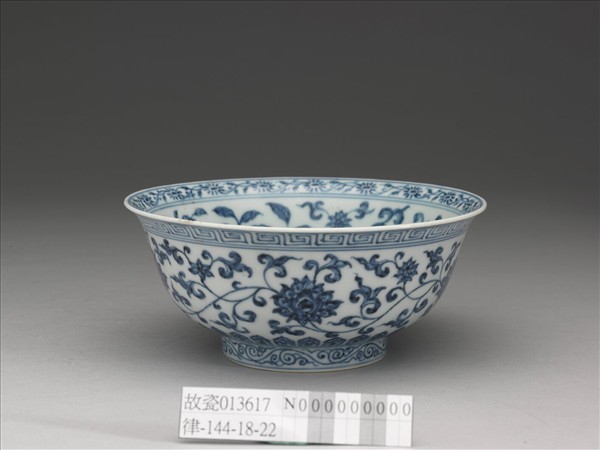 青花纏枝花卉紋碗