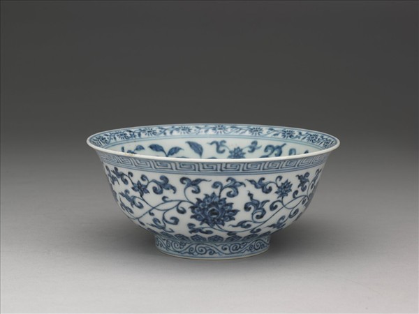 青花纏枝花卉紋碗