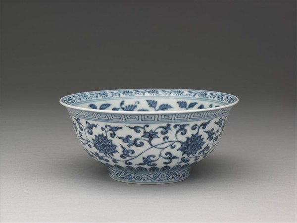 青花纏枝花卉紋碗