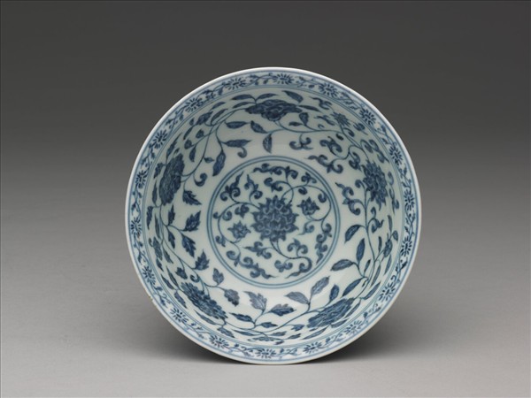 青花纏枝花卉紋碗