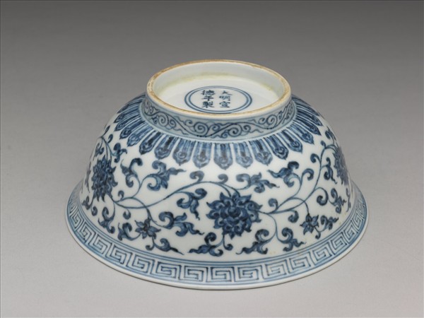 青花纏枝花卉紋碗