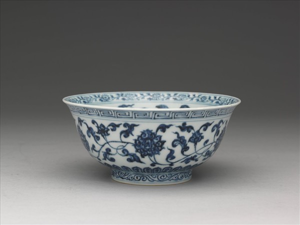 青花纏枝花卉紋碗