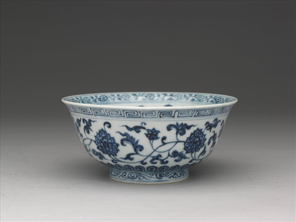 青花纏枝花卉紋碗