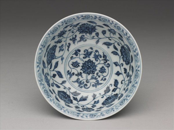 青花纏枝花卉紋碗