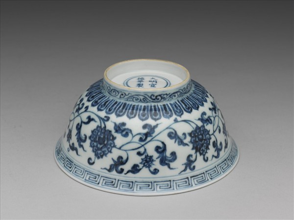 青花纏枝花卉紋碗