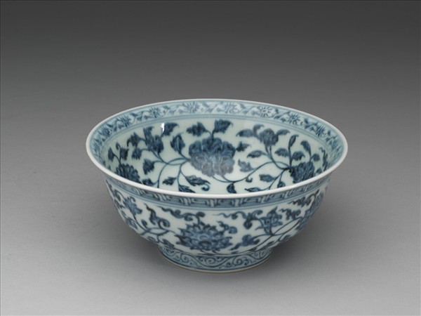 青花纏枝花卉紋碗
