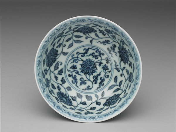 青花纏枝花卉紋碗