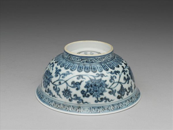 青花纏枝花卉紋碗