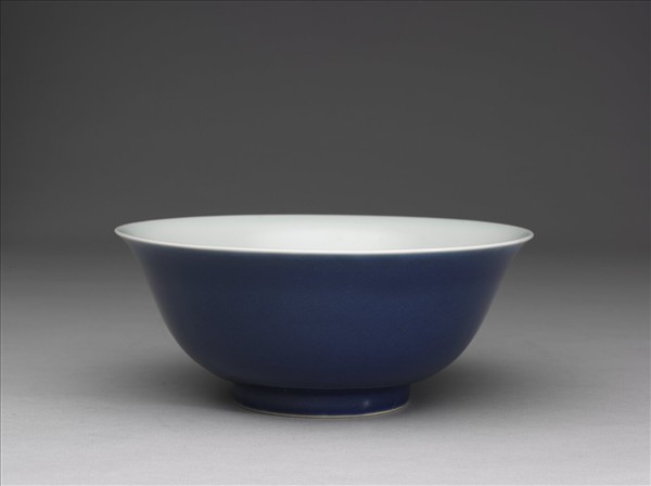 霽青釉白裡暗花雙龍紋碗