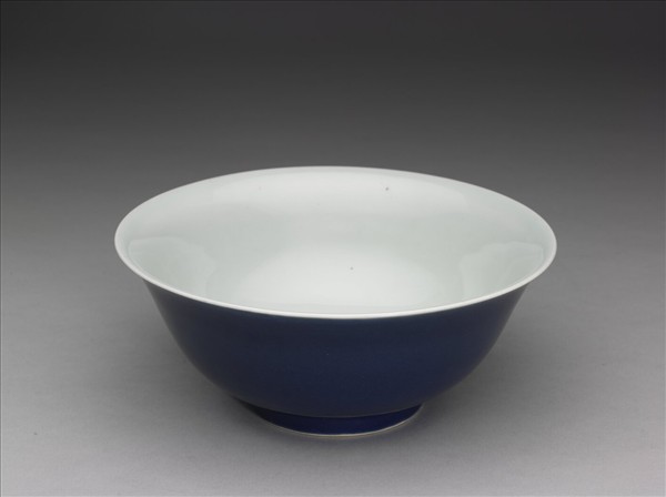 霽青釉白裡暗花雙龍紋碗