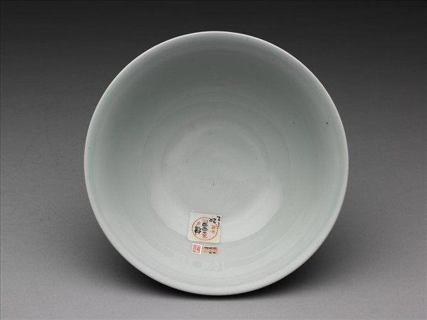 霽青釉白裡暗花雙龍紋碗