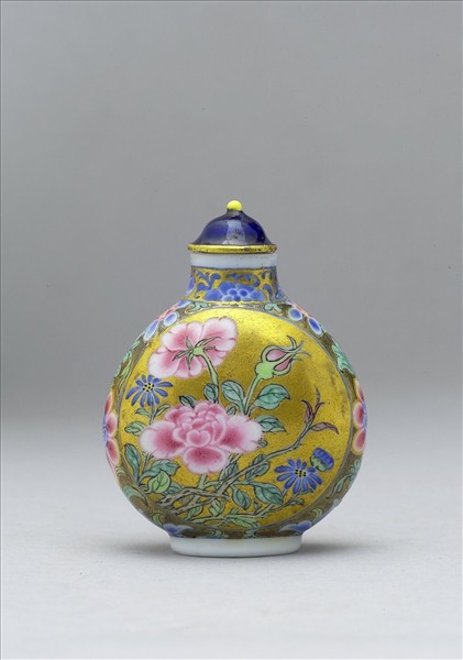 玻璃胎畫琺瑯金地花卉紋鼻煙壺