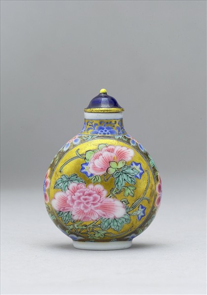 玻璃胎畫琺瑯金地花卉紋鼻煙壺